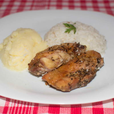 Filé de coxa e sobrecoxa no forno c/ arroz branco e purê de batatas